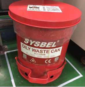 Hvordan håndteres avfall med selvantennende materialer?